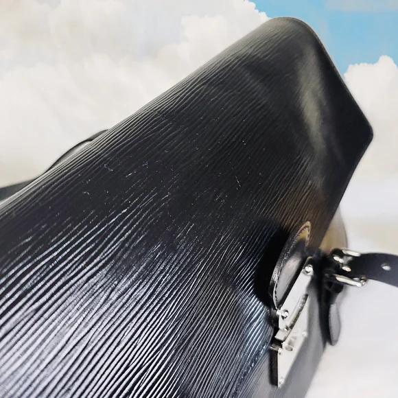 🔥😍 Like New- Beautiful Condition 🔥 😍 Authentic Louis Vuitton Bag Epi Black - Picture 7 of 16